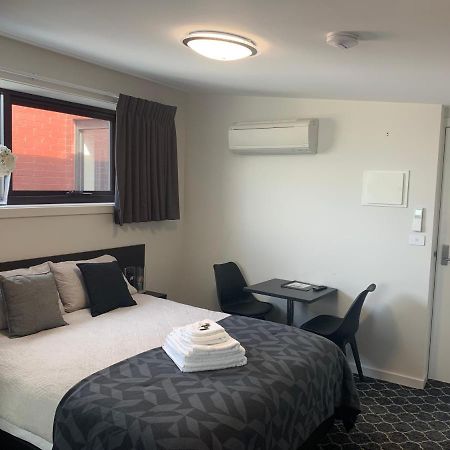 Queens Arms Hotel Longford Екстериор снимка
