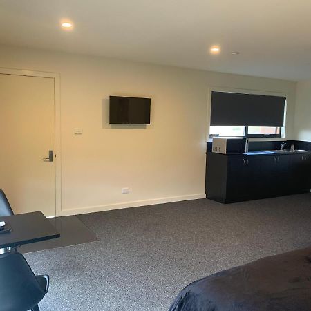 Queens Arms Hotel Longford Екстериор снимка