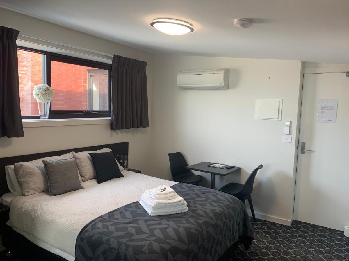 Queens Arms Hotel Longford Екстериор снимка