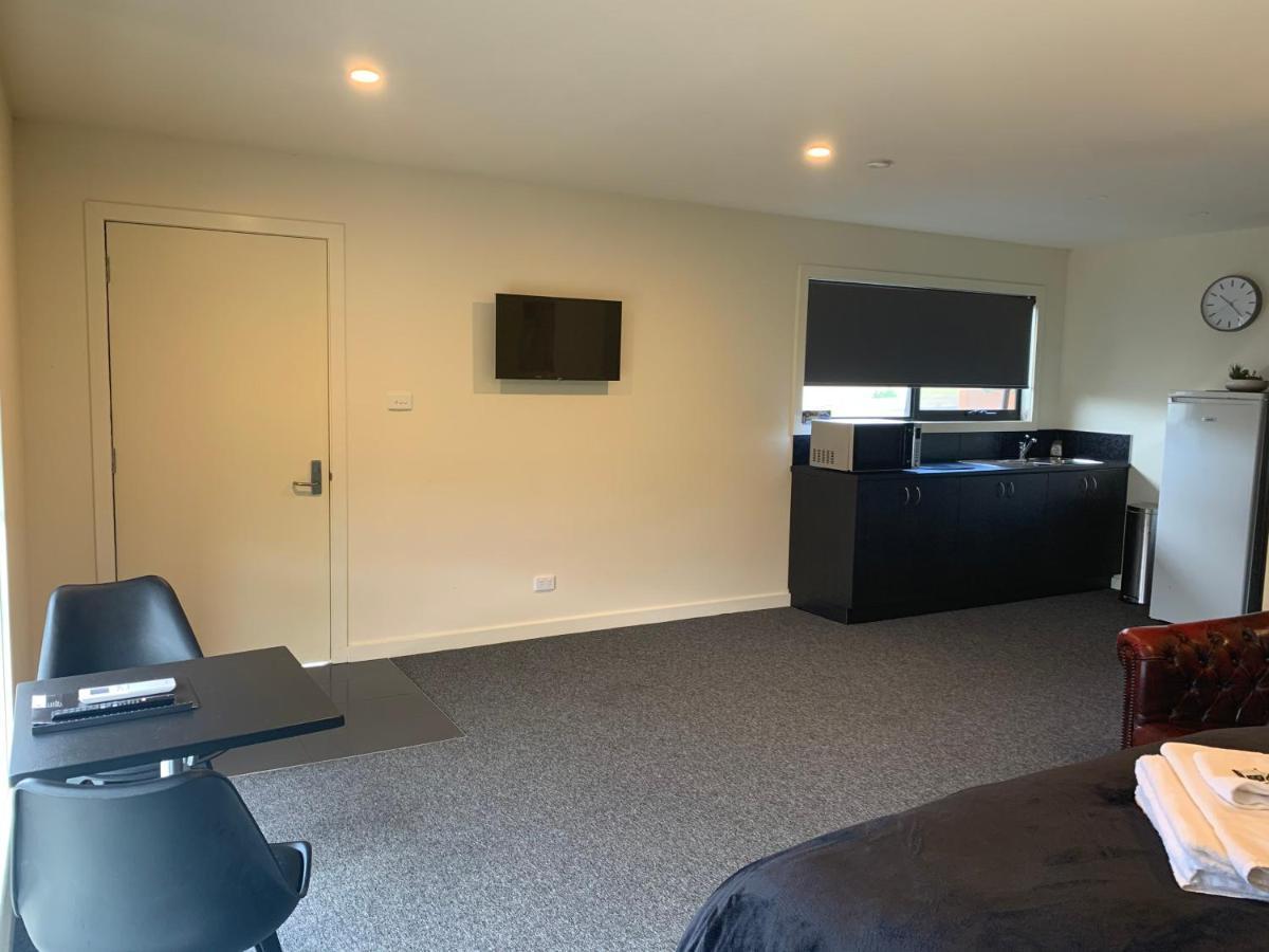 Queens Arms Hotel Longford Екстериор снимка