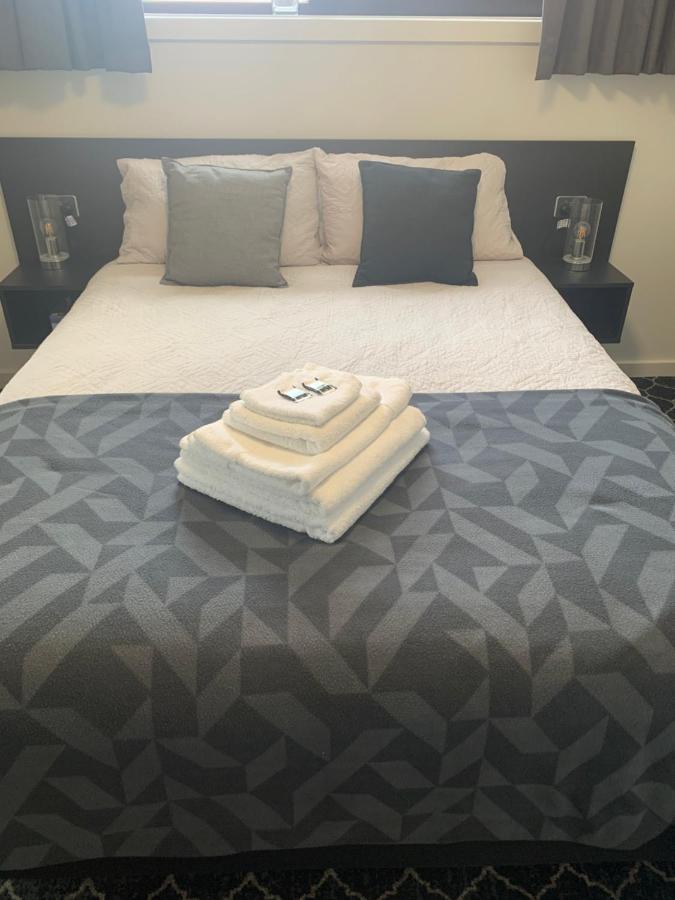 Queens Arms Hotel Longford Екстериор снимка
