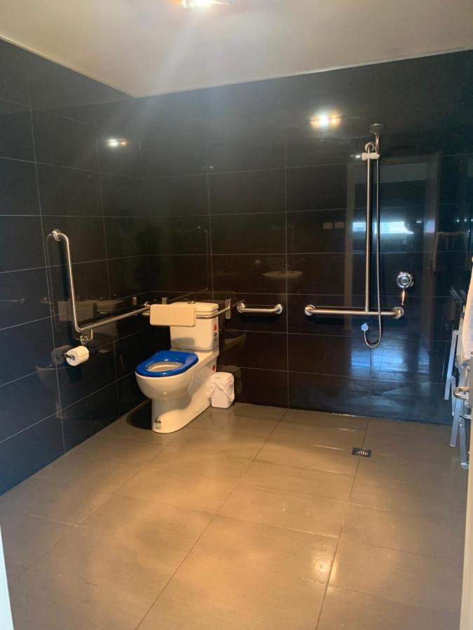Queens Arms Hotel Longford Екстериор снимка