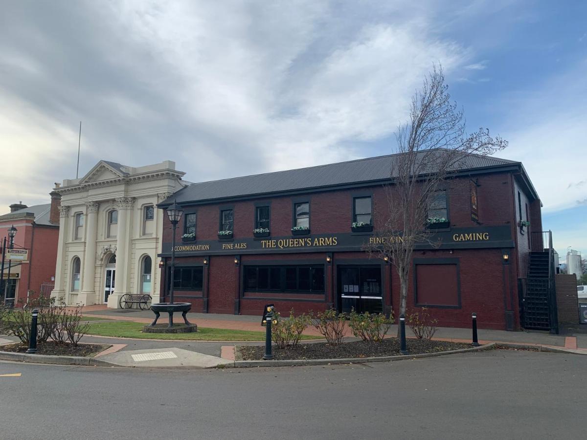 Queens Arms Hotel Longford Екстериор снимка