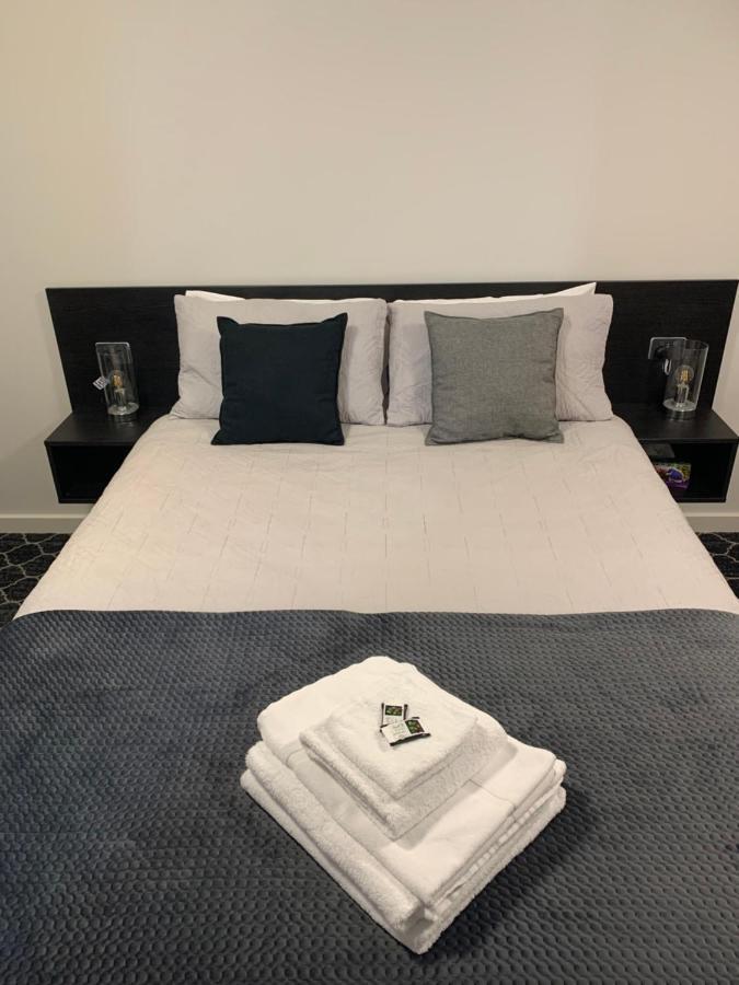 Queens Arms Hotel Longford Екстериор снимка