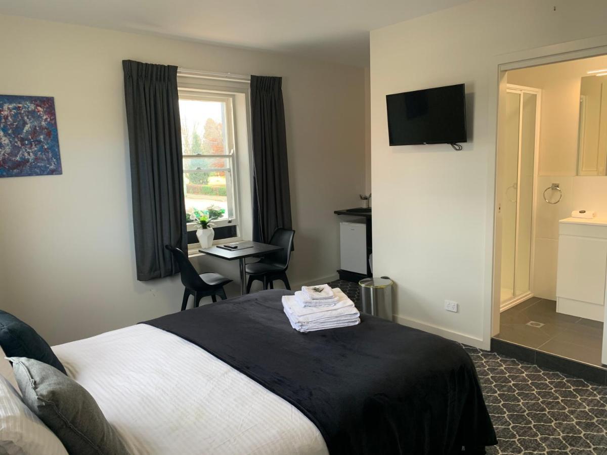 Queens Arms Hotel Longford Екстериор снимка