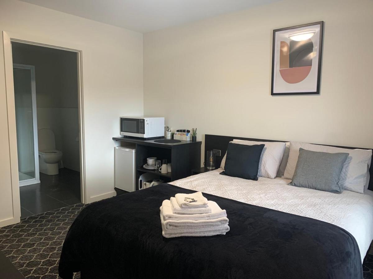 Queens Arms Hotel Longford Екстериор снимка