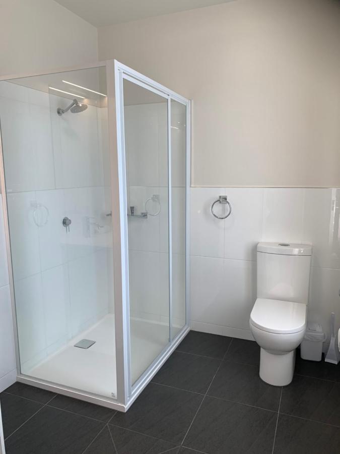 Queens Arms Hotel Longford Екстериор снимка