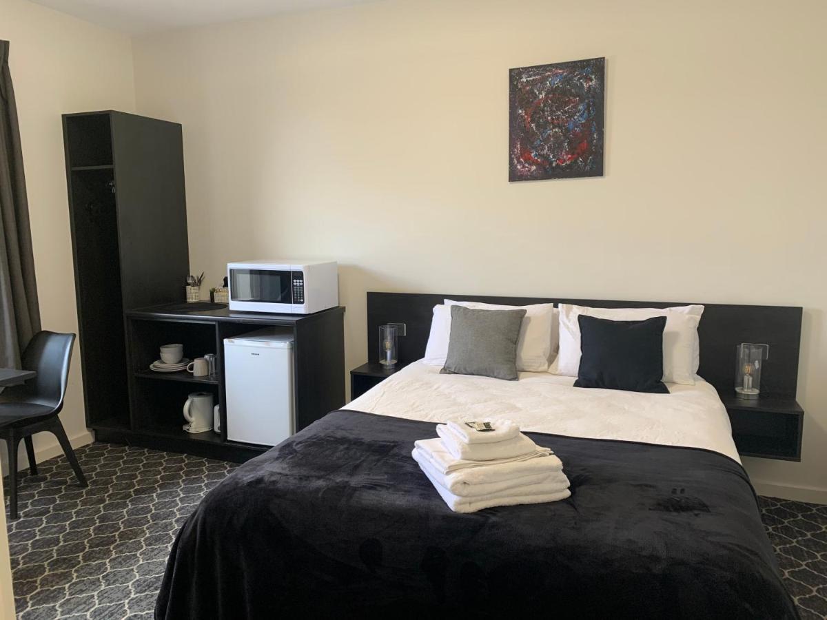 Queens Arms Hotel Longford Екстериор снимка
