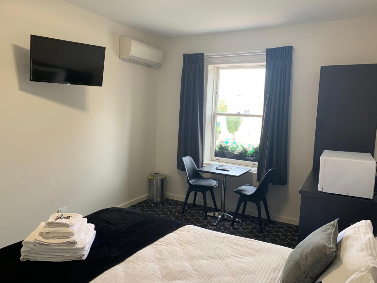 Queens Arms Hotel Longford Екстериор снимка