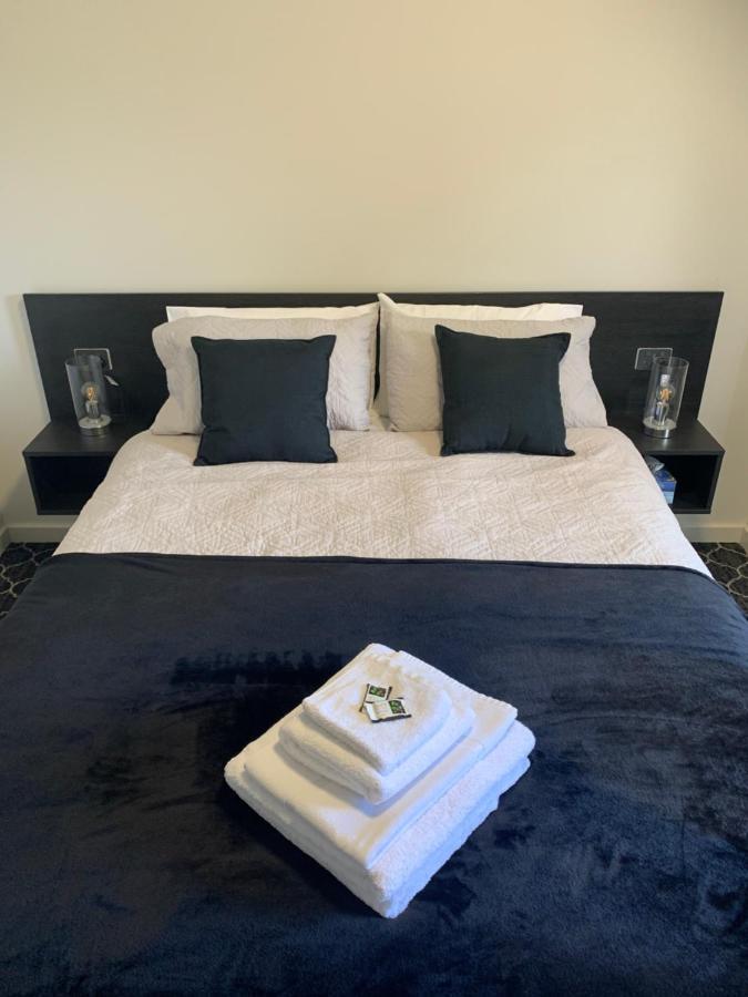 Queens Arms Hotel Longford Екстериор снимка