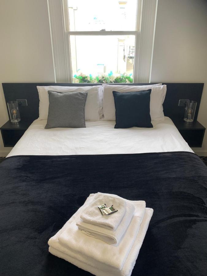 Queens Arms Hotel Longford Екстериор снимка